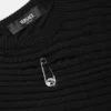 Asymetryczny sweter z dzianiny prążkowanej z agrafką