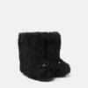 Buty z owczej skóry z kokardą Gianni