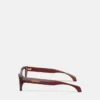 Charakterystyczne okulary w stylu „kocich oczu”