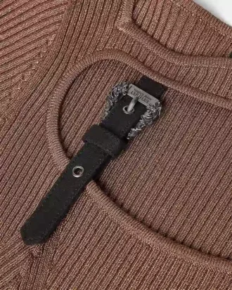 Mini sukienka z prążkowanej dzianiny z barokowymi klamrami
