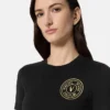 Sukienka T-shirtowa z emblematem w kształcie litery V