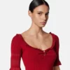 Sweter z dzianiny z agrafką