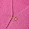 Sweter z prążkowanej dzianiny z agrafką
