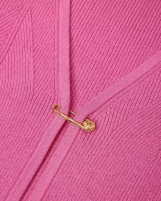 Sweter z prążkowanej dzianiny z agrafką
