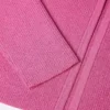 Sweter z prążkowanej dzianiny z agrafką